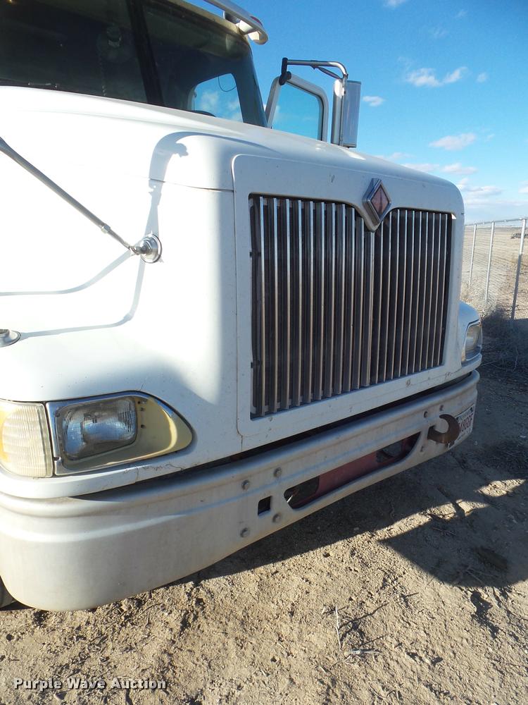 image for item DA7636 2002 International 9200i semi truck