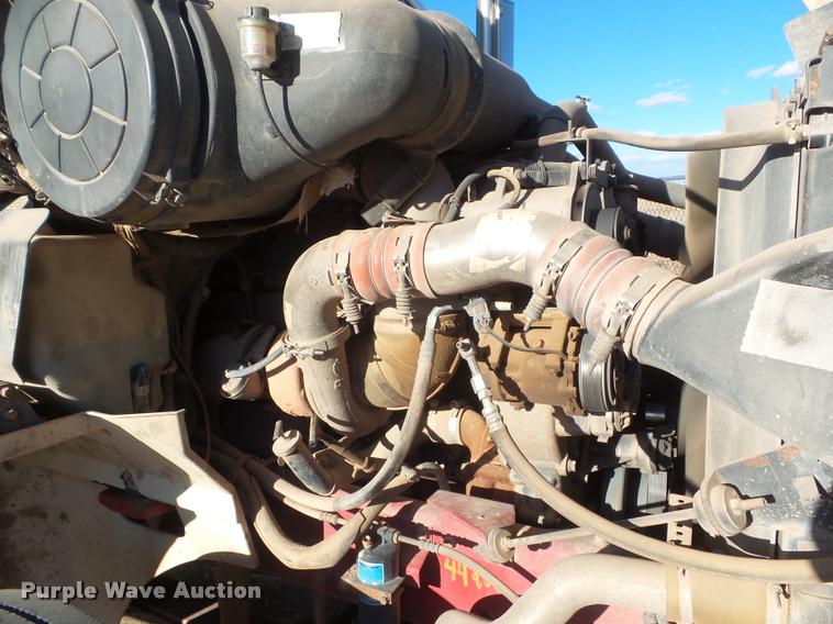 image for item DA7636 2002 International 9200i semi truck