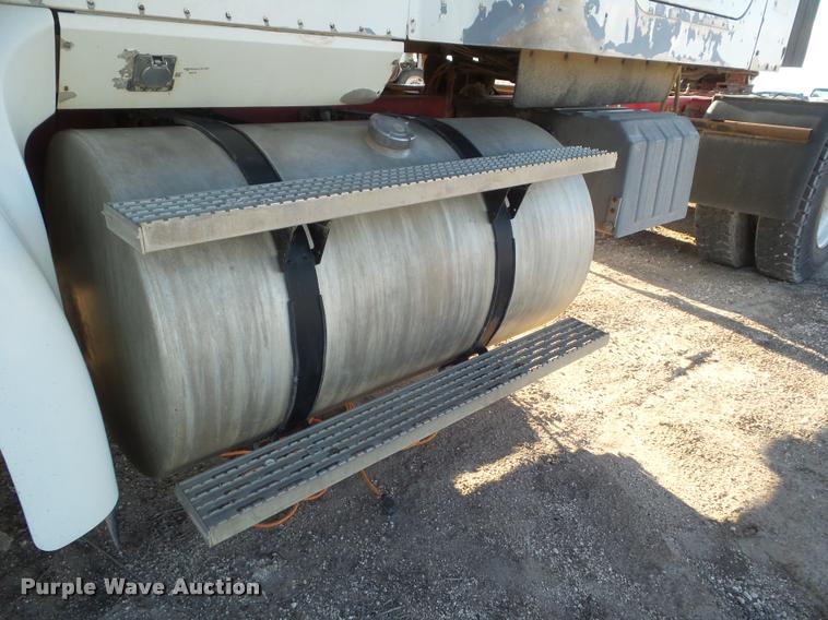 image for item DA7636 2002 International 9200i semi truck