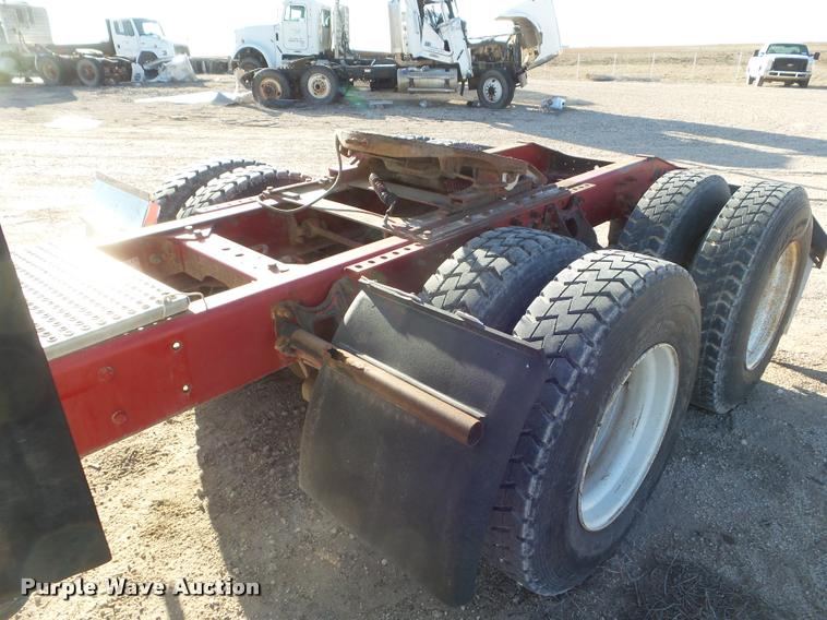 image for item DA7636 2002 International 9200i semi truck