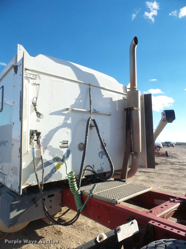 image for item DA7636 2002 International 9200i semi truck