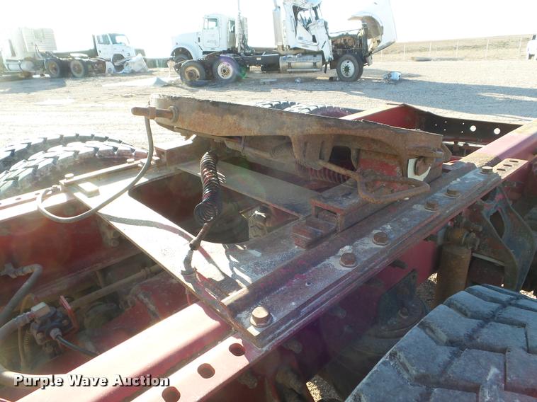 image for item DA7636 2002 International 9200i semi truck