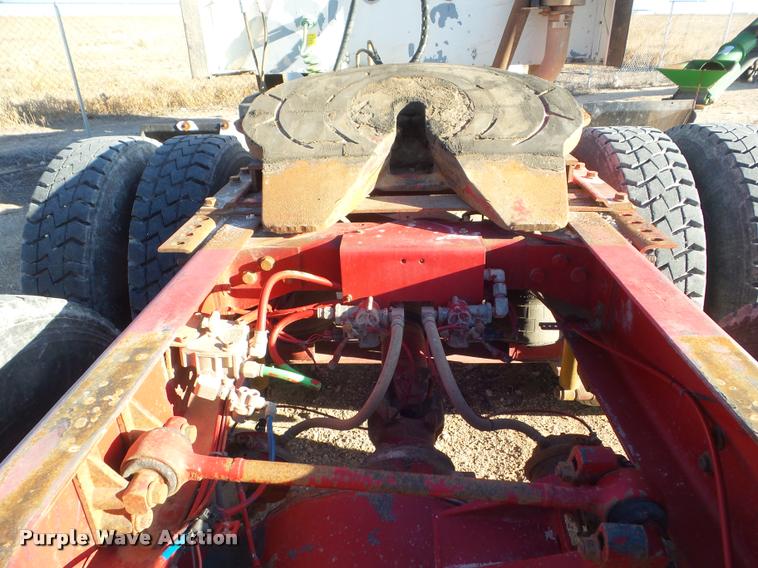 image for item DA7636 2002 International 9200i semi truck