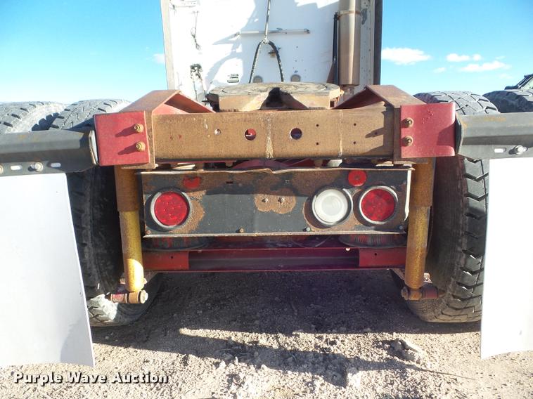 image for item DA7636 2002 International 9200i semi truck