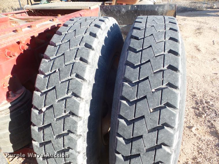 image for item DA7636 2002 International 9200i semi truck