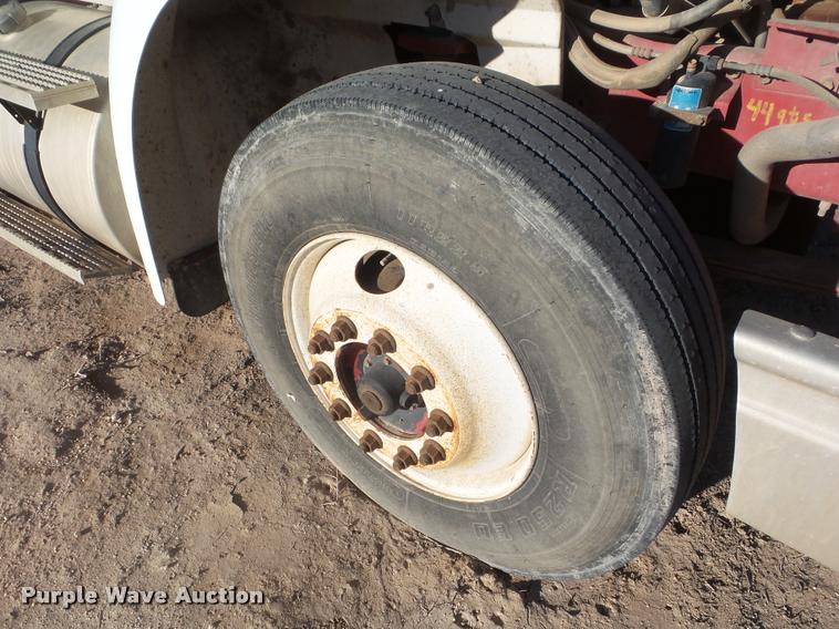 image for item DA7636 2002 International 9200i semi truck