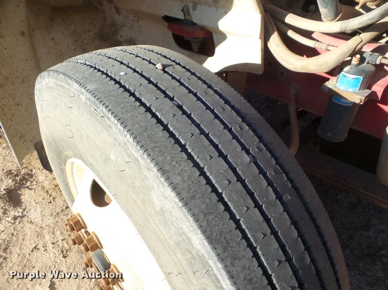 image for item DA7636 2002 International 9200i semi truck