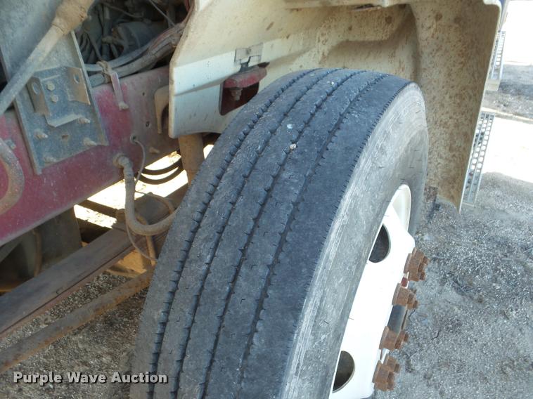 image for item DA7636 2002 International 9200i semi truck