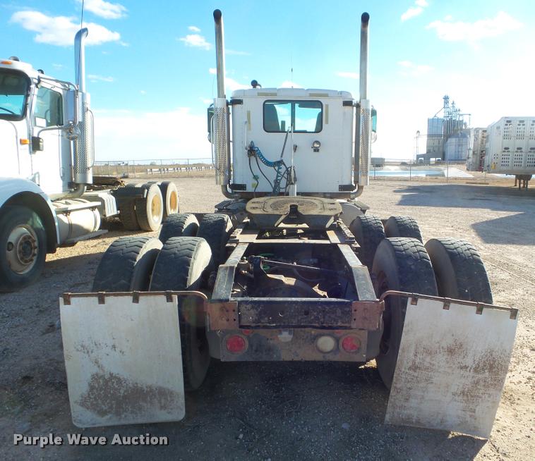 image for item DA7639 2004 International 9200i semi truck