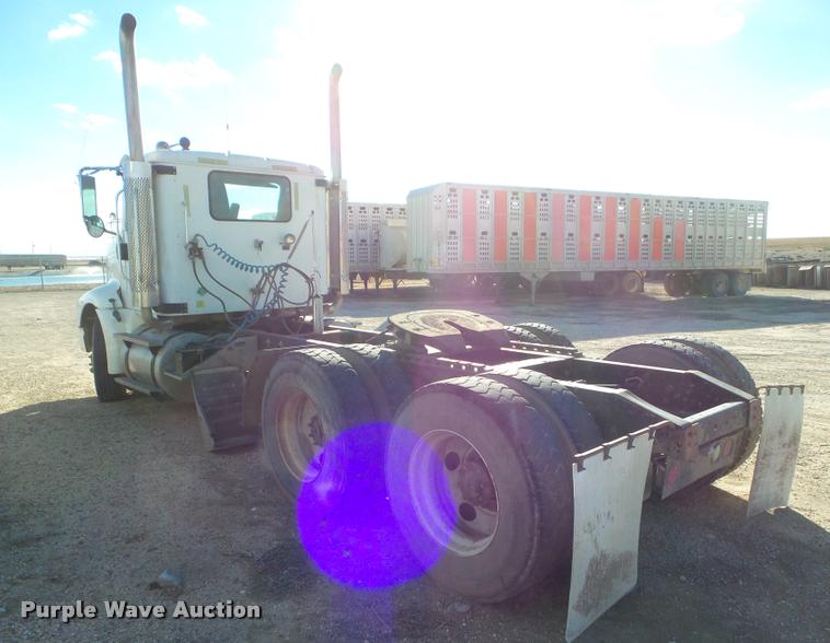 image for item DA7639 2004 International 9200i semi truck