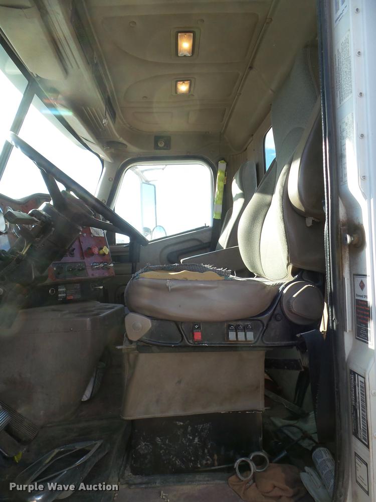 image for item DA7639 2004 International 9200i semi truck