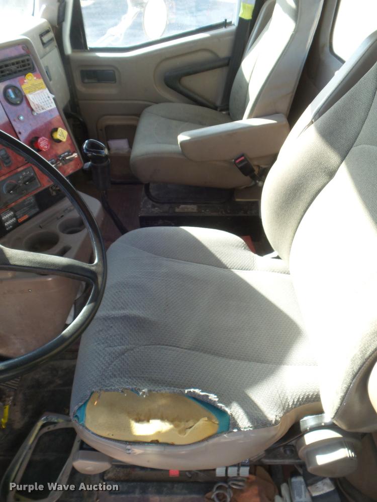 image for item DA7639 2004 International 9200i semi truck