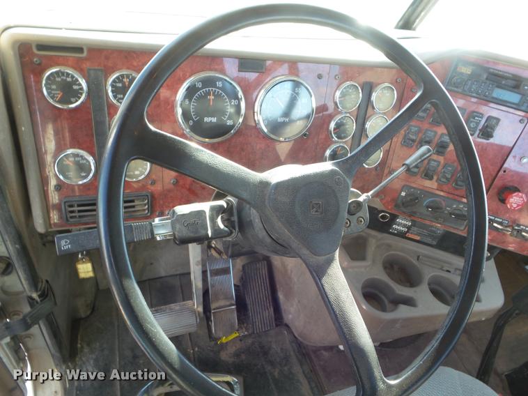 image for item DA7639 2004 International 9200i semi truck