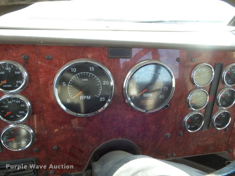 image for item DA7639 2004 International 9200i semi truck