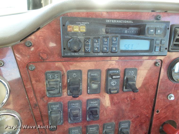 image for item DA7639 2004 International 9200i semi truck