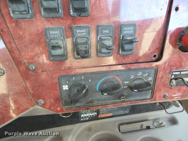 image for item DA7639 2004 International 9200i semi truck