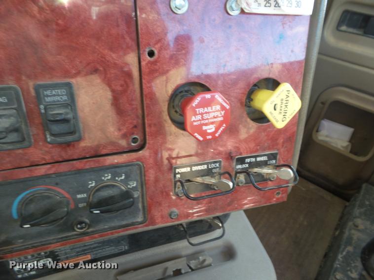 image for item DA7639 2004 International 9200i semi truck