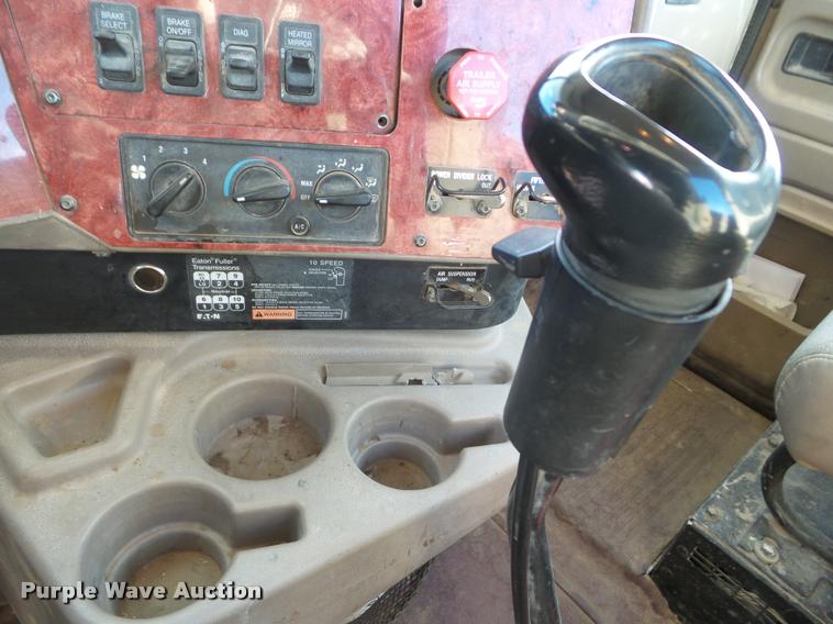 image for item DA7639 2004 International 9200i semi truck