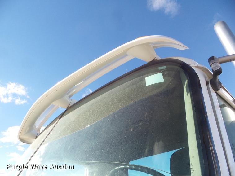 image for item DA7639 2004 International 9200i semi truck