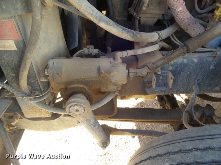 image for item DA7639 2004 International 9200i semi truck