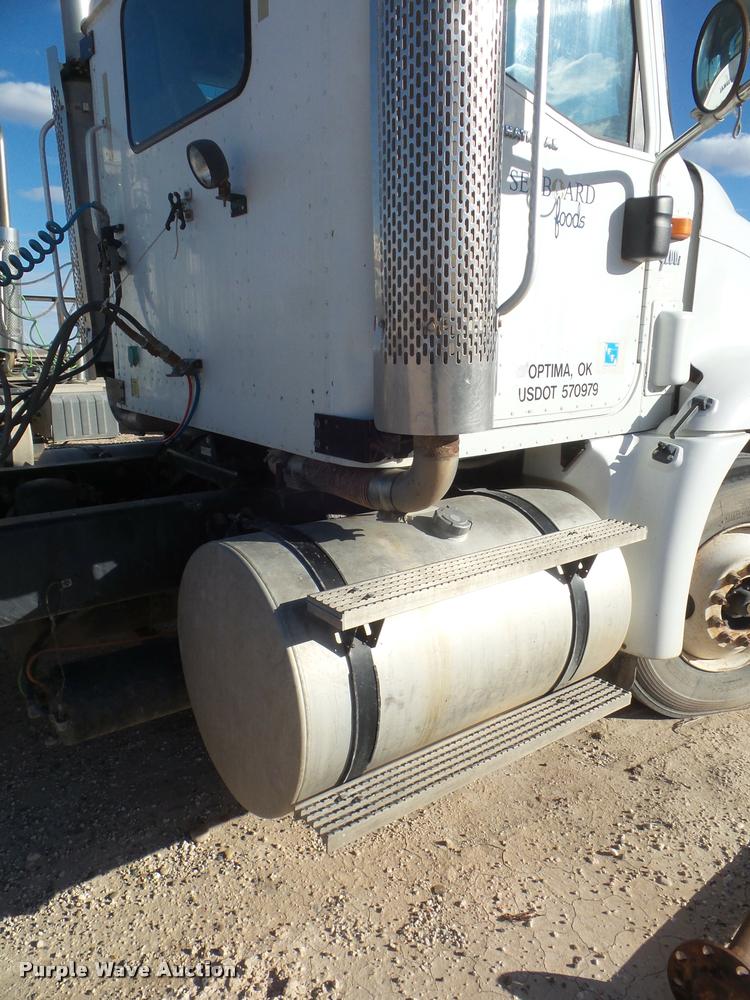 image for item DA7639 2004 International 9200i semi truck