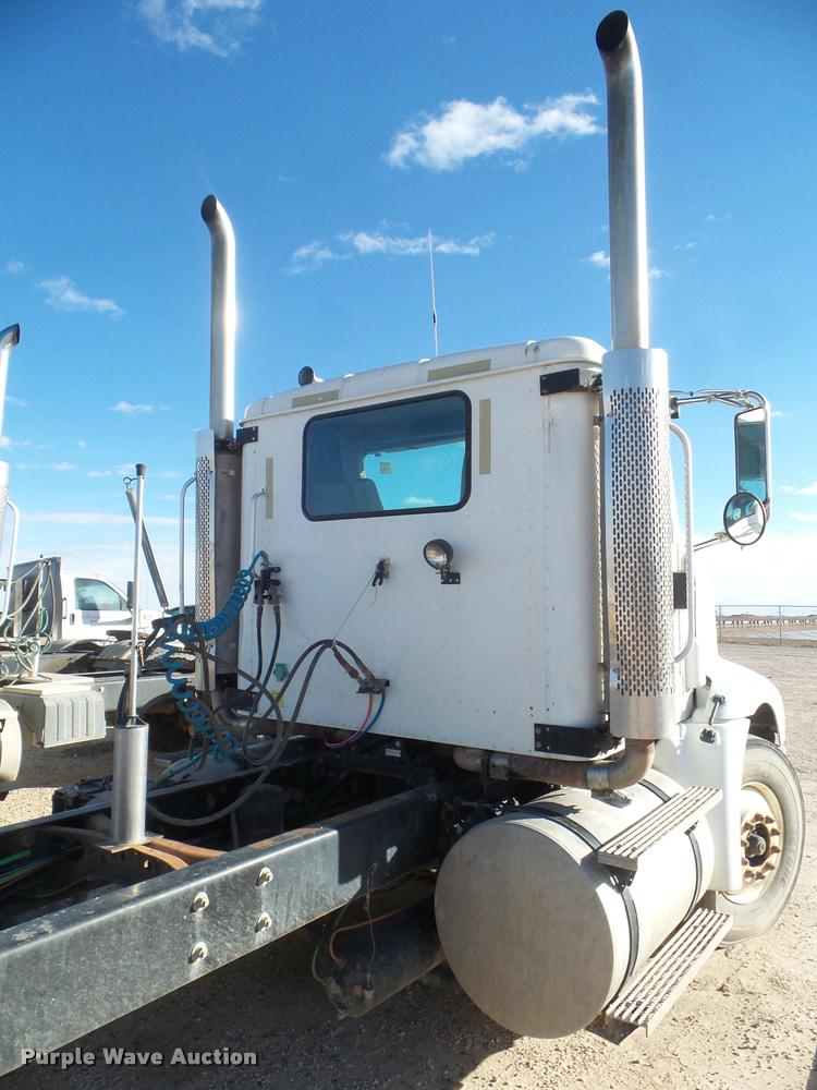 image for item DA7639 2004 International 9200i semi truck