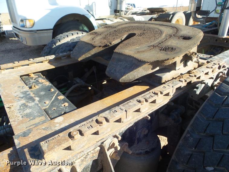 image for item DA7639 2004 International 9200i semi truck