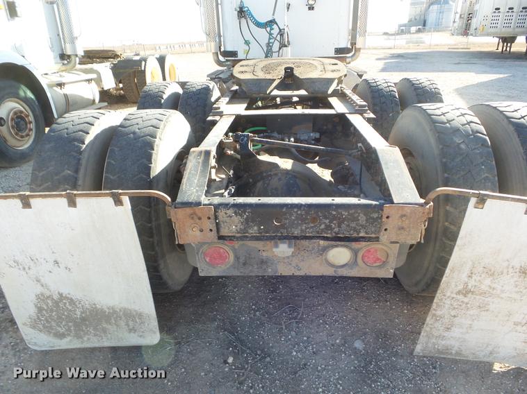 image for item DA7639 2004 International 9200i semi truck