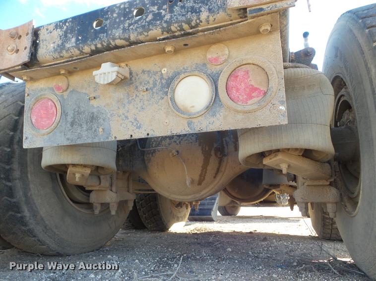 image for item DA7639 2004 International 9200i semi truck