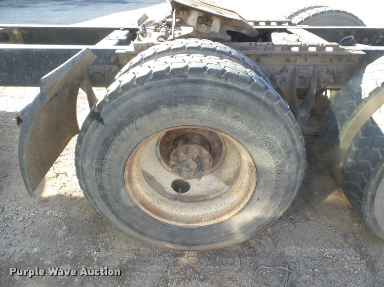 image for item DA7639 2004 International 9200i semi truck