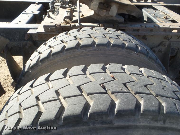 image for item DA7639 2004 International 9200i semi truck