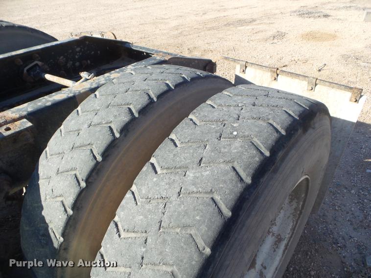 image for item DA7639 2004 International 9200i semi truck