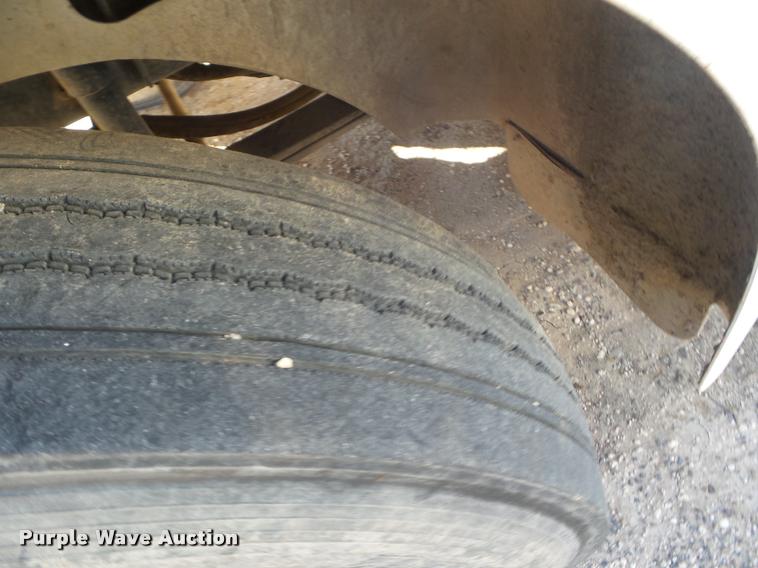 image for item DA7639 2004 International 9200i semi truck