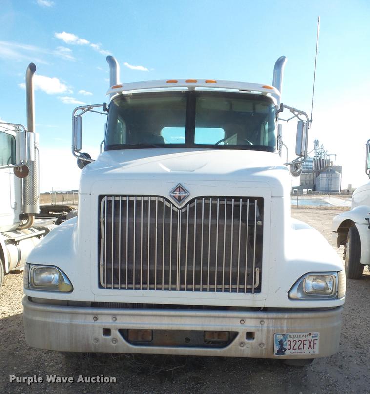 image for item DA7640 2004 International 9200i semi truck