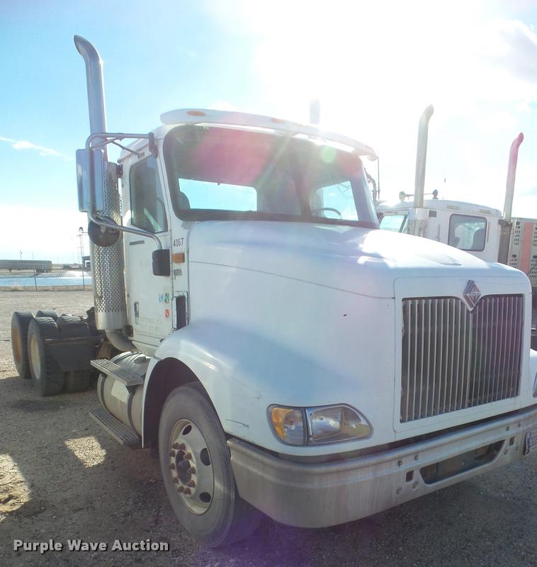 image for item DA7640 2004 International 9200i semi truck