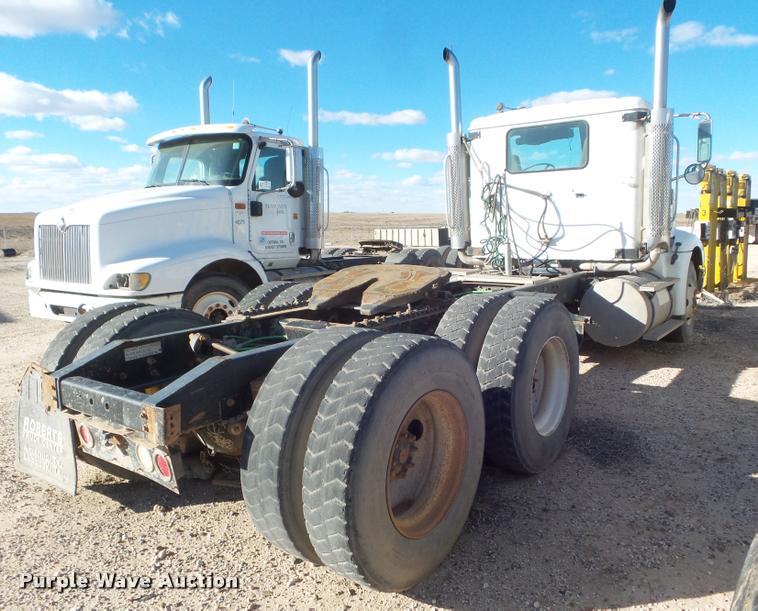 image for item DA7640 2004 International 9200i semi truck