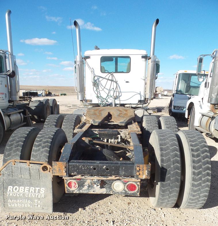 image for item DA7640 2004 International 9200i semi truck