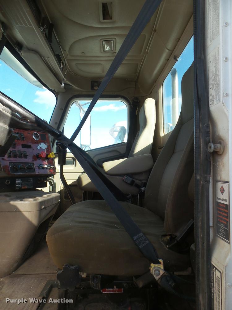 image for item DA7640 2004 International 9200i semi truck