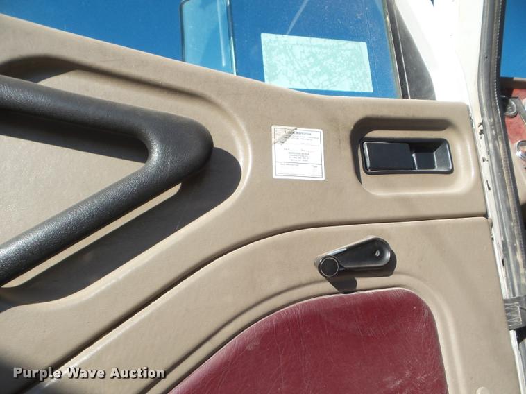 image for item DA7640 2004 International 9200i semi truck