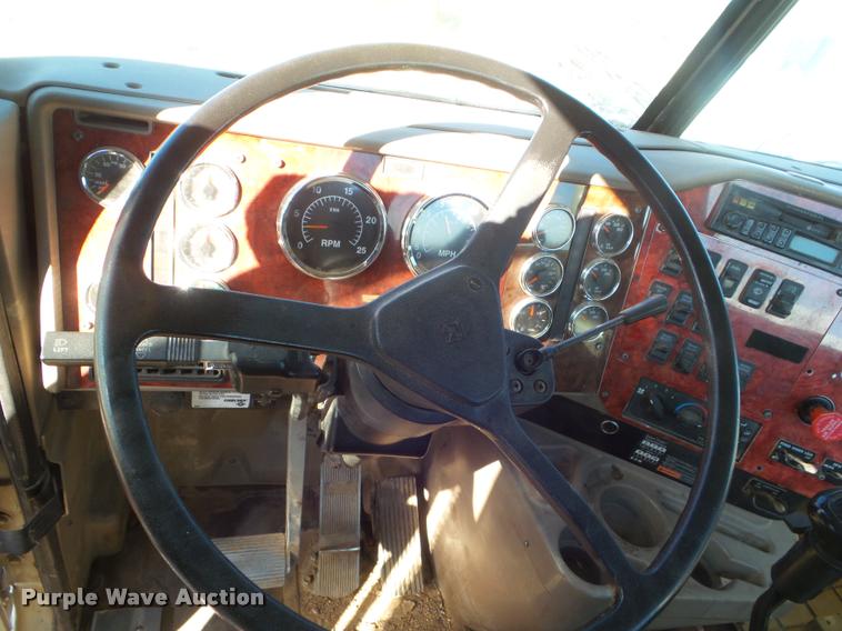 image for item DA7640 2004 International 9200i semi truck