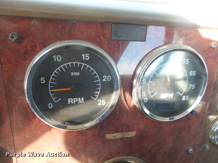 image for item DA7640 2004 International 9200i semi truck