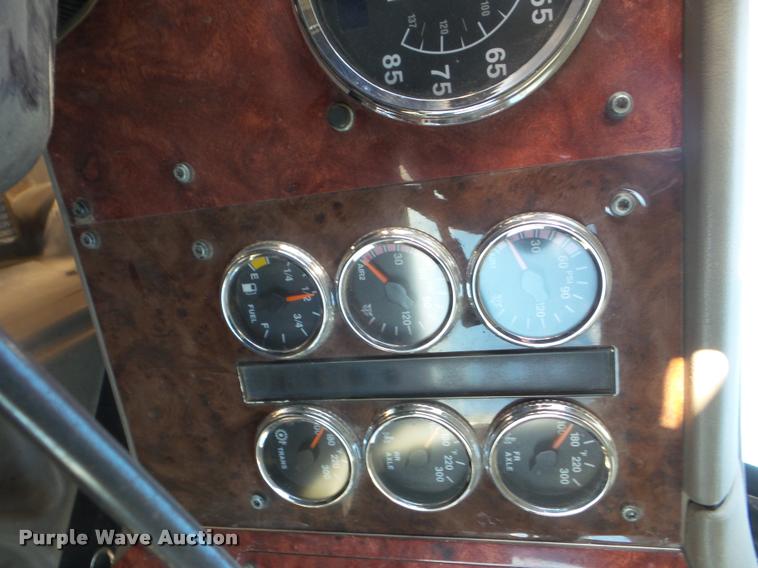 image for item DA7640 2004 International 9200i semi truck