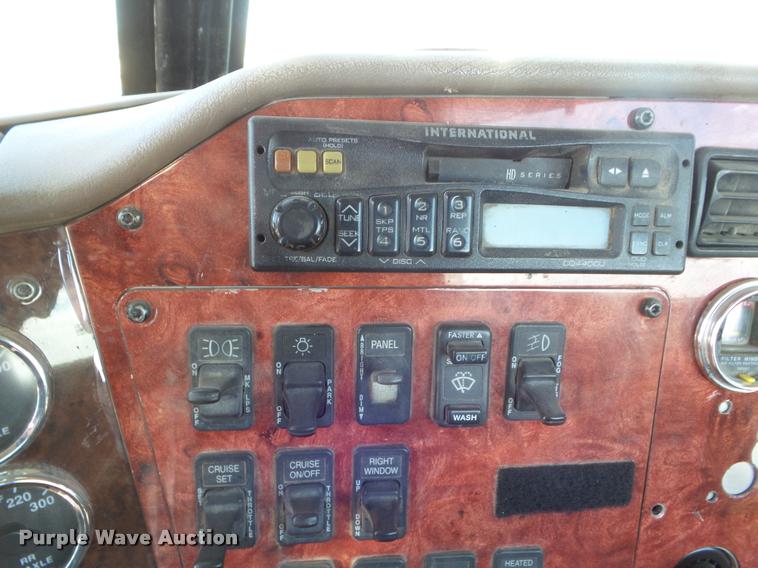 image for item DA7640 2004 International 9200i semi truck