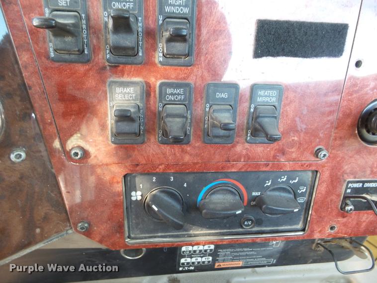 image for item DA7640 2004 International 9200i semi truck