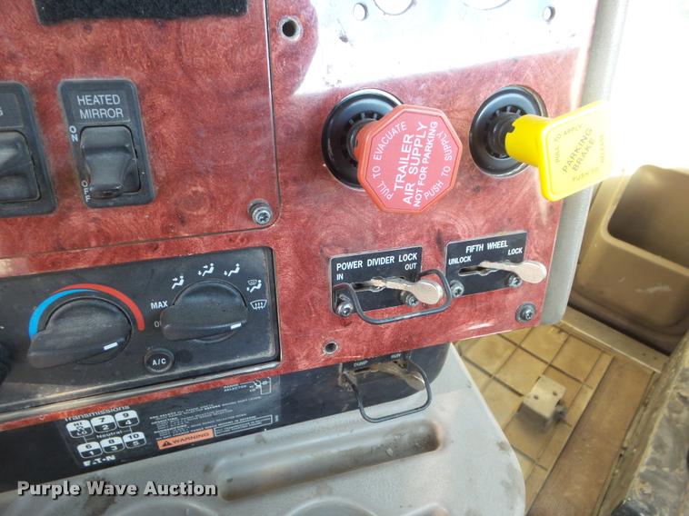 image for item DA7640 2004 International 9200i semi truck