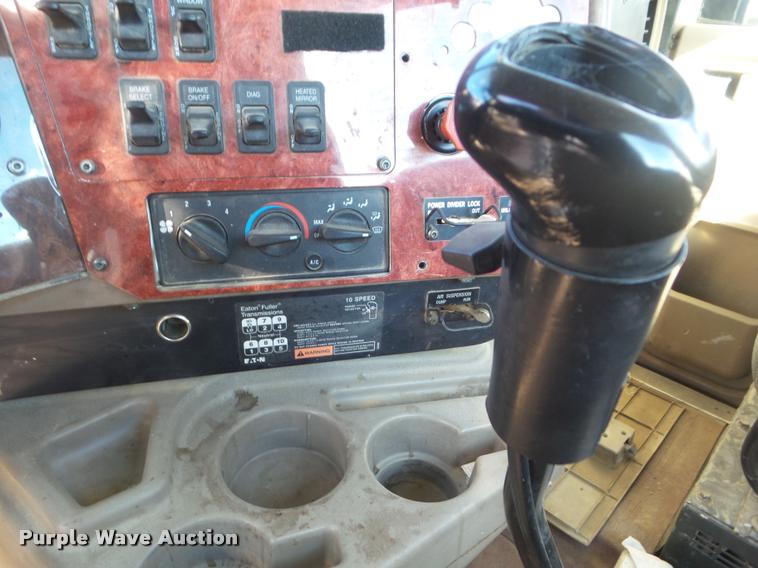 image for item DA7640 2004 International 9200i semi truck