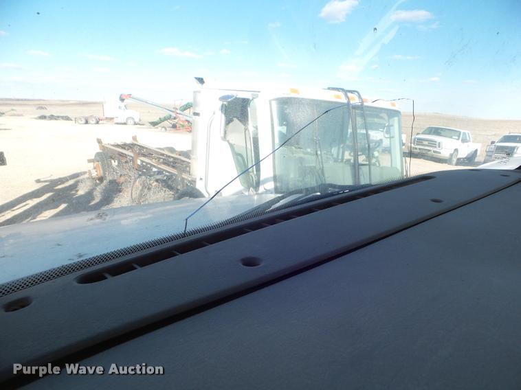 image for item DA7640 2004 International 9200i semi truck