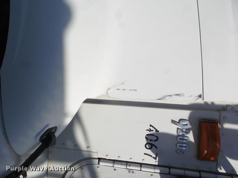 image for item DA7640 2004 International 9200i semi truck