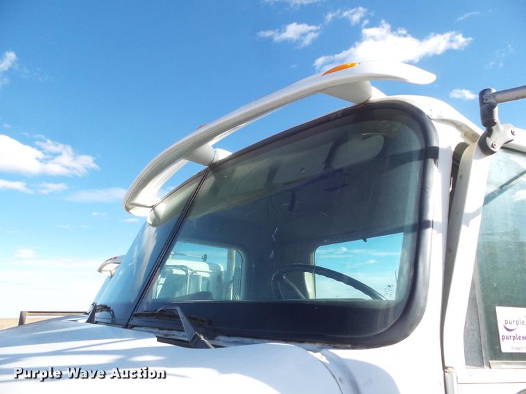 image for item DA7640 2004 International 9200i semi truck