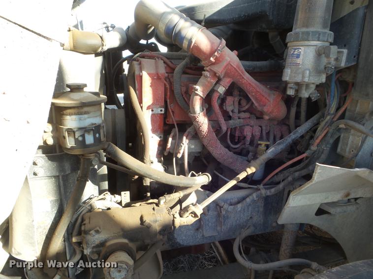 image for item DA7640 2004 International 9200i semi truck